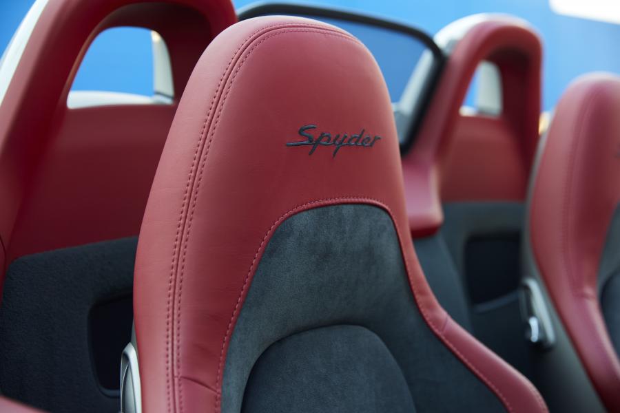 Детали интерьера Porsche 718 Spyder (982) 2020 года  (AU) (фото 26 из 40)